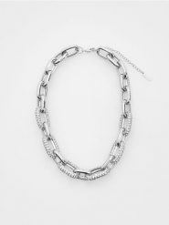 Naszyjnik z ozdobnym detalem - srebrny. Szare naszyjniki damskie Reserved, srebrne. W wyprzedaży za 55.99 zł.