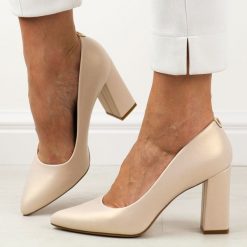 Beżowe perłowe czółenka damskie na słupku Sergio Leone Pb216. Brązowe czółenka damskie Sergio Leone, bez wzorów, ze skóry, bez obcasa, na słupku. Za 159.00 zł.