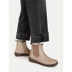 Botki Go Soft. Brązowe botki damskie GO SOFT, bez obcasa, na płaskiej podeszwie, bez zapięcia. Za 249.99 zł.