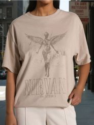 Koszulka Nirvana - beżowy. Brązowe koszulki damskie Sinsay, l, bez wzorów, bez kołnierzyka, bez ramiączek. W wyprzedaży za 27.99 zł.