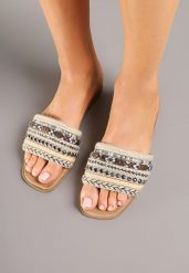 Brązowo-Beżowe Klapki z Plecionką w Stylu Boho i Nitami Karvisa. Brązowe klapki damskie Born2be, bez wzorów, z jeansu, bez obcasa, na płaskiej podeszwie, bez zapięcia. Za 34.99 zł.