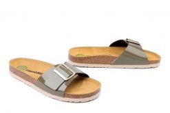 DR. BRINKMANN 700867-07 grun, klapki damskie. Zielone klapki damskie Dr. Brinkmann, bez wzorów, bez obcasa, bez zapięcia. Za 154.90 zł.