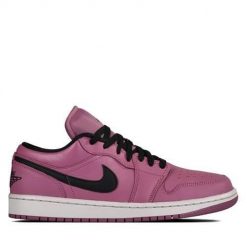 Buty do chodzenia damskie Nike Air Jordan 1 Retro Low. Czerwone obuwie sportowe damskie Nike, z gumy, bez zapięcia, trekkingowe, Nike Air Jordan. Za 729.00 zł.