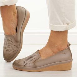 Beżowe skórzane półbuty damskie Vinceza 39988. Brązowe półbuty damskie VINCEZA, na jesień, w ażurowe wzory, z jeansu, z okrągłym noskiem, bez obcasa, na koturnie, bez zapięcia. Za 219.00 zł.
