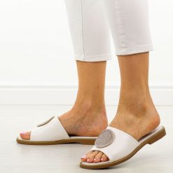 Białe płaskie klapki damskie Filippo Dk6217/25. Białe klapki damskie Filippo, z aplikacjami, ze skóry, bez obcasa, na płaskiej podeszwie, bez zapięcia. Za 129.00 zł.