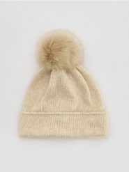 Czapka beanie z pomponem - kremowy. Białe czapki damskie Reserved, bez wzorów. Za 79.99 zł.