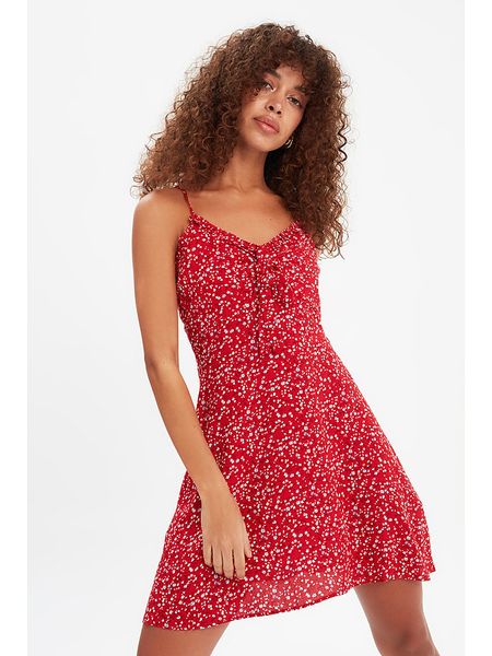 Trendyol Sukienka w kolorze czerwonym rozmiar: 38. Czerwone sukienki damskie Trendyol, bez wzorów, z wiskozy, bez ramiączek. Za 61.60 zł.