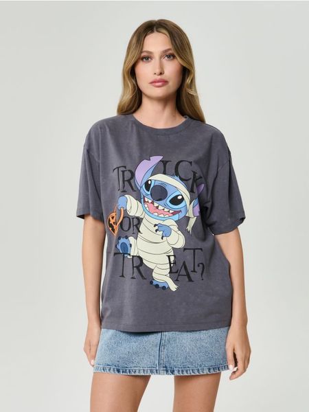 Koszulka z nadrukiem Stitch - szary. Szare koszulki damskie Sinsay, l, bez wzorów, bez kołnierzyka, bez ramiączek. W wyprzedaży za 19.99 zł.