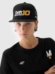 4F Czapka z daszkiem snapback uniseks 4F x Drift Masters - czarna Uniwersalny. Czarne czapki z daszkiem damskie 4F, bez wzorów, z materiału. W wyprzedaży za 89.99 zł.