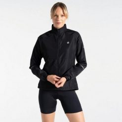 Kurtka wiatrówka damska Resilient III. Czarne kurtki damskie Dare 2b, bez wzorów, z softshellu, bez kaptura. Za 149.99 zł.