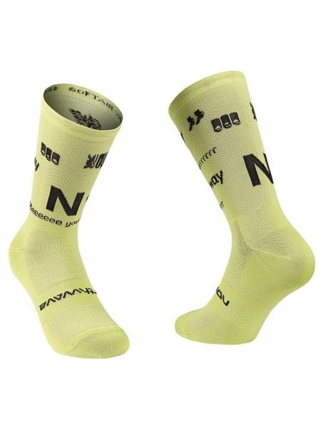 Skarpety rowerowe NORTHWAVE Type Sock żółty. Czarne skarpetki damskie Northwave, bez wzorów, z dzianiny. Za 39.00 zł.