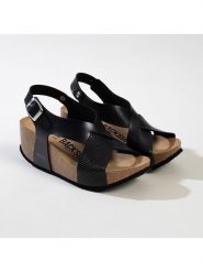 BACKSUN Sandały "Brindisi" w kolorze czarnym na koturnie rozmiar: 37. Czarne sandały damskie Backsun, bez wzorów, z materiału, z otwartym noskiem, bez obcasa, na koturnie, bez zapięcia. Za 145.26 zł.