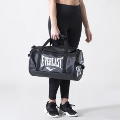 IKONICZNA TORBA SPORTOWA CZARNY POLIESTER. Czarne torby sportowe EVERLAST, bez wzorów, z poliesteru. Za 199.99 zł.