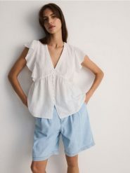 Krótka koszula z falbanami - złamana biel. Koszule damskie Reserved, l, bez wzorów, z bawełny, bez kołnierzyka, bez ramiączek. W wyprzedaży za 69.99 zł.