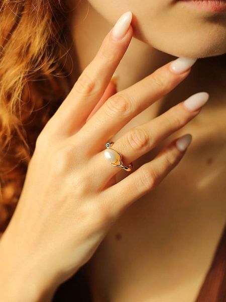 Pierres delicates Pozłacany pierścionek z perłą i cyrkoniami rozmiar: onesize. Białe pierścionki damskie Pierres delicates, z cyrkonią, pozłacane. Za 39.99 zł.