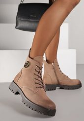 Beżowe Botki Potocki w Stylu Workerów z Geometryczną Aplikacją Fiorna. Brązowe botki damskie Born2be, z jeansu, bez obcasa, na płaskiej podeszwie, bez zapięcia. Za 199.99 zł.