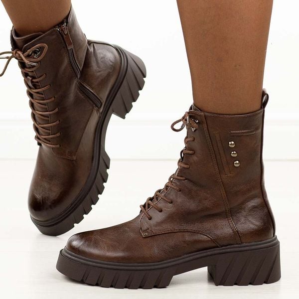 Brązowe zimowe botki damskie na traperze M.Daszyński 2502-4. Brązowe botki damskie M.Daszyński, na jesień, z jeansu, eleganckie, z okrągłym noskiem, bez obcasa, bez zapięcia. Za 219.00 zł.