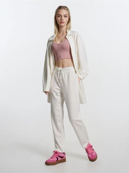 Spodnie soft touch z dodatkiem wiskozy - kremowy. Białe spodnie sportowe damskie Sinsay, l, bez wzorów, z wiskozy. W wyprzedaży za 24.99 zł.