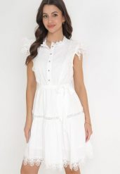 Biała Rozkloszowana Sukienka Mini z Koronką i Wiązanym Paskiem Wikeen. Białe sukienki damskie Born2be, bez wzorów, z koronki, bez ramiączek. Za 189.99 zł.