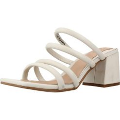 Sandały CLARKS SHEER65 MULE Beżowy. Białe sandały damskie Clarks, bez wzorów, ze skóry, bez obcasa, bez zapięcia. Za 258.99 zł.