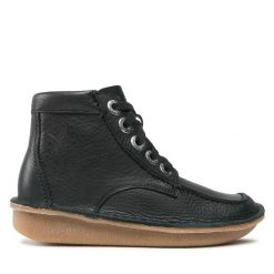 Botki Clarks. Czarne botki damskie Clarks, bez obcasa, na płaskiej podeszwie, bez zapięcia. Za 589.99 zł.