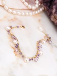 L'Atelier de Gaia Pozłacana bransoletka z ametystem i perłami rozmiar: onesize. Białe bransoletki damskie L'Atelier de Gaia, pozłacane. Za 43.99 zł.