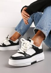 Biało-Czarne Sneakersy z Perforacją i Odczepianą Gumową Ozdobą Misia Ildeos. Białe obuwie sportowe damskie Renee, z gumy, bez zapięcia. Za 89.99 zł.