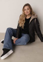 Czarna Przejściowa Kurtka Pikowana z Kapturem i Kieszeniami Sazia. Czarne kurtki damskie Born2be, l, bez wzorów, z jeansu, z kapturem. Za 139.99 zł.