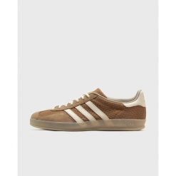 Uniseksowe buty sportowe ADIDAS GAZELLE INDOOR. Brązowe obuwie trekkingowe damskie Adidas, z gumy, bez zapięcia. Za 743.60 zł.