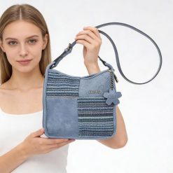 Torebka damska Laura Vita, z materiału syntetycznego z fakturowanym panelem regulowany pasek na ramię dekoracyjna zawieszka kompaktowa forma do codzi. Niebieskie listonoszki damskie LAURA VITA, z aplikacjami, z syntetyku, na ramię, z tłoczeniem, bez dodatków. Za 289.00 zł.