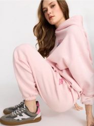 Spodnie jogger z kwiatowym nadrukiem - różowy. Czerwone spodnie sportowe damskie Sinsay, l, bez wzorów. W wyprzedaży za 14.99 zł.