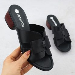 Skórzane klapki damskie na klocku czarne Remonte R8759-01. Czarne klapki damskie Remonte, bez wzorów, ze skóry, bez obcasa, bez zapięcia. Za 288.99 zł.