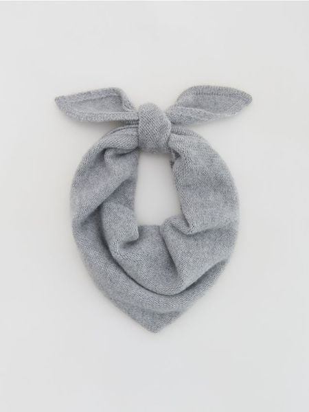 Wełniany szalik z dodatkiem kaszmiru - jasnoszary. Szare szaliki damskie Reserved, bez wzorów, z kaszmiru. Za 169.99 zł.