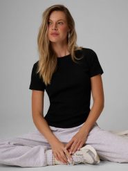 4F T-shirt slim z prążkowanej dzianiny damski - czarny M. Czarne t-shirty damskie 4F, m, bez wzorów, z bawełny, bez kołnierzyka. Za 49.99 zł.