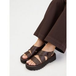 Sandały G-Star. Brązowe sandały damskie G-Star, bez wzorów, bez obcasa, na płaskiej podeszwie, bez zapięcia. Za 155.99 zł.