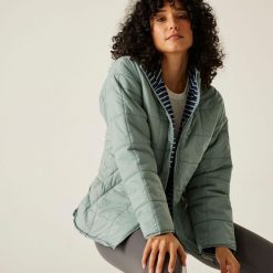 Kurtka turystyczna damska Courcelle. Szare kurtki damskie Regatta, bez wzorów, z poliamidu, bez kaptura. W wyprzedaży za 323.00 zł.