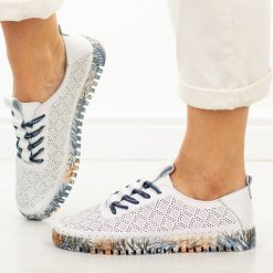 Niebieskie ażurowe skórzane półbuty damskie Cambell 40338. Białe półbuty damskie Cambell, na jesień, w ażurowe wzory, z jeansu, z okrągłym noskiem, bez obcasa, na płaskiej podeszwie, bez zapięcia. W wyprzedaży za 192.72 zł.