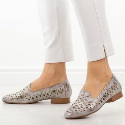Srebrne ażurowe półbuty damskie Jezzi Asa222-8. Szare półbuty damskie Jezzi, na jesień, w ażurowe wzory, ze skóry, bez obcasa, na płaskiej podeszwie, bez zapięcia. Za 209.00 zł.