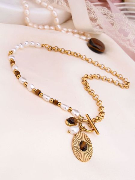 Charlize Pozłacany naszyjnik z tygrysim okiem i perłami - dł. 50 cm rozmiar: onesize. Białe naszyjniki damskie Charlize, z perłą, pozłacane. Za 109.00 zł.