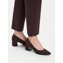 Półbuty Lasocki. Brązowe czółenka damskie Lasocki, bez wzorów, bez obcasa, na obcasie, bez zapięcia. Za 249.99 zł.