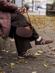 Saszetka - brązowy. Brązowe nerki i saszetki damskie Sinsay, bez wzorów. Za 19.99 zł.