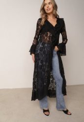 Czarna Narzutka Plażowa o Fasonie Długiej Sukienki z Koronki Ozdobiona Falbankami Araqiel. Czarne sukienki damskie Born2be, bez wzorów, z koronki, wakacyjne, bez ramiączek. Za 189.99 zł.