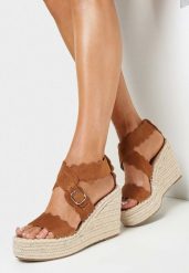 Brązowe Sandały na Plecionym Koturnie i Platformie z Zapięciem wokół Kostki Elimia. Brązowe sandały damskie Born2be, bez wzorów, bez obcasa, na koturnie, bez zapięcia. Za 99.99 zł.