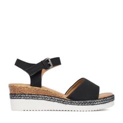 Sandały JENNY. Czarne sandały damskie Jenny, bez wzorów, bez obcasa, na koturnie, bez zapięcia. Za 99.99 zł.