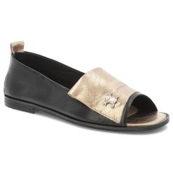 Czarne Sandały Armodo Eleganckie Skórzane Obuwie Damskie. Czarne sandały damskie Armodo, z aplikacjami, z materiału, bez obcasa, na obcasie, bez zapięcia. Za 379.00 zł.