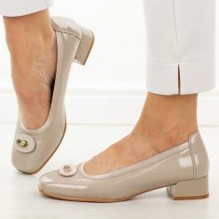 Beżowe skórzane czółenka damskie na obcasie Vinceza 39980. Brązowe czółenka damskie VINCEZA, z aplikacjami, z lakierowanej skóry, bez obcasa, na obcasie. Za 199.00 zł.