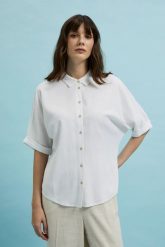 Koszula z krótkimi i szerokimi rękawami biała. Białe koszule damskie MOODO, xl, bez wzorów, bez kołnierzyka, bez ramiączek. W wyprzedaży za 59.99 zł.