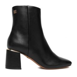 Botki Nine West. Czarne botki damskie Nine West, bez obcasa, na słupku, bez zapięcia. Za 279.99 zł.