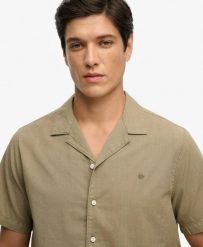 Superdry Koszula Cabana z krótkim rękawem Light Khaki Green 100% bawełna. Zielone koszule damskie Superdry, na lato, l, bez wzorów, z bawełny, klasyczne, bez kołnierzyka, bez ramiączek. Za 229.00 zł.