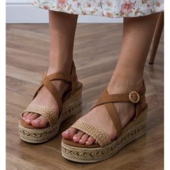 Brązowe sandały espadryle na koturnie. Brązowe sandały damskie bez wzorów, z tworzywa sztucznego, z okrągłym noskiem, bez obcasa, na koturnie, bez zapięcia. Za 96.19 zł.